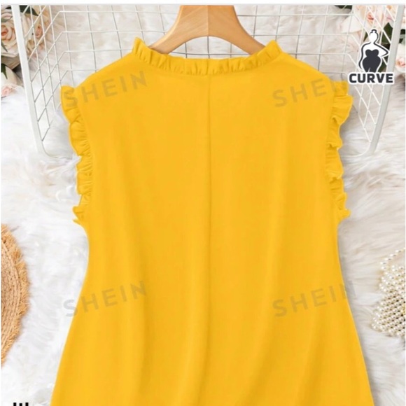 Tops - Ruffled trim blouse for curvy disposition